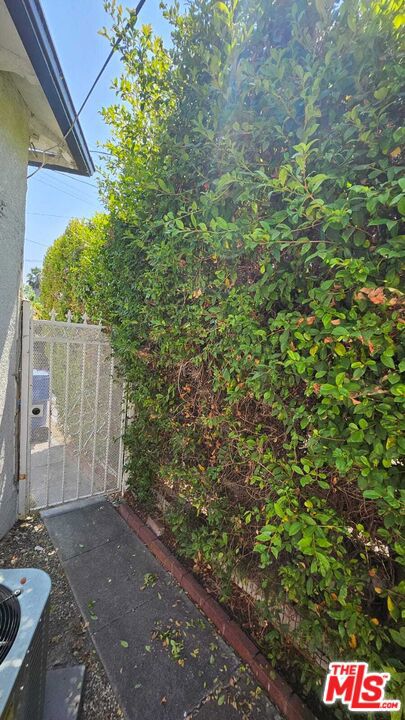 2615 W Edgehill, Los Angeles CA: https://media.crmls.org/mediaz/80bc58a5-2e24-471a-b8a4-d3a8fe091b1d.jpg