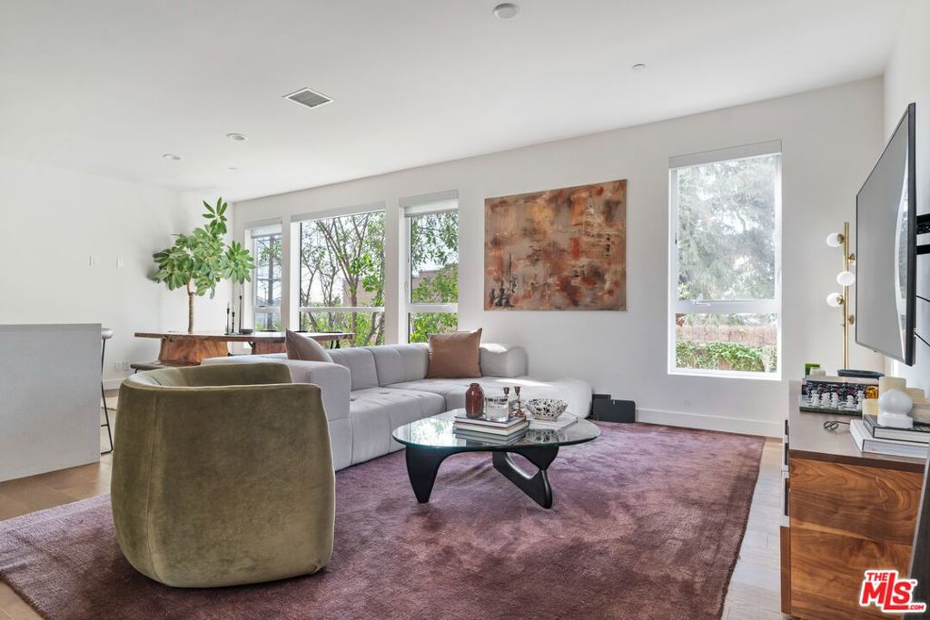 1902 W Liberty Court