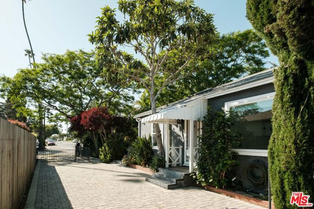 856 858 Coeur D Alene Avenue, Venice CA: https://media.crmls.org/mediaz/80bcece3-d668-443a-ae63-8c7f22015799.jpg