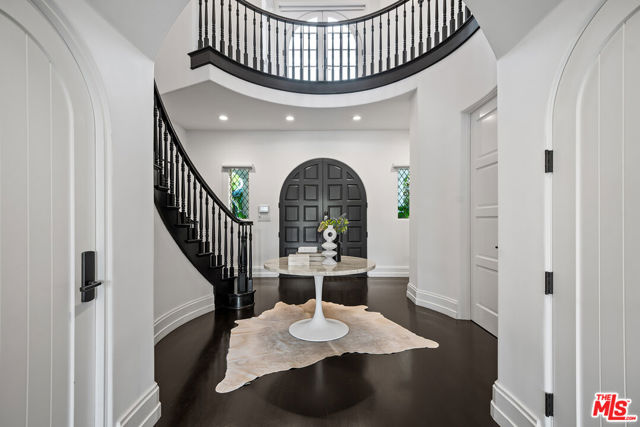 9928 Toluca Lake Avenue, Toluca Lake CA: https://media.crmls.org/mediaz/80bd9233-0572-4a82-8dbb-bcbb9289f27b.jpg