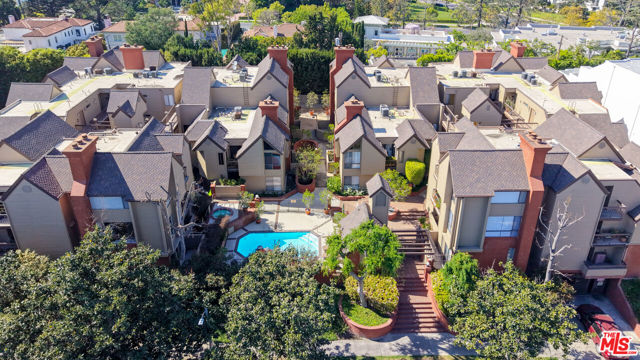 835 S Lucerne Boulevard, Los Angeles CA: https://media.crmls.org/mediaz/80bec645-dad2-4a60-9b10-37c851a149f2.jpg