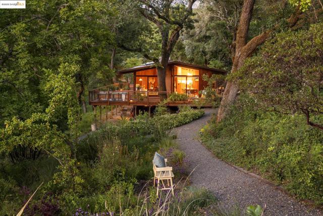 1 Kittiwake Rd, Orinda CA: https://media.crmls.org/mediaz/80bfd011-4790-4b82-b901-cad9553964b5.jpg