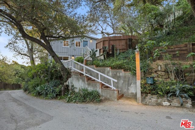 21936 Canon Drive, Topanga CA: https://media.crmls.org/mediaz/80bff84f-76f7-4fc6-b34a-269975efe488.jpg