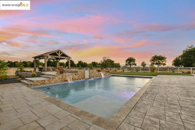 430 Ellisa Ln, Brentwood CA: https://media.crmls.org/mediaz/80c00378-8374-40a1-ab08-57304c721e99.jpg