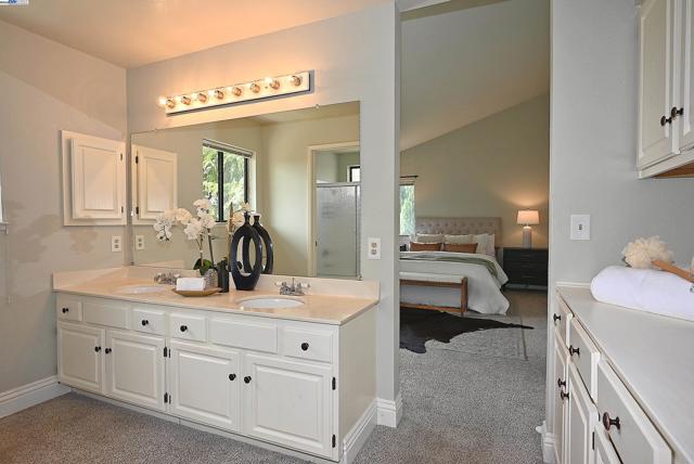 6525 Bellhurst Ln, Castro Valley CA: https://media.crmls.org/mediaz/80c0951a-52d3-4cee-a6a4-5e2ef473d8b8.jpg