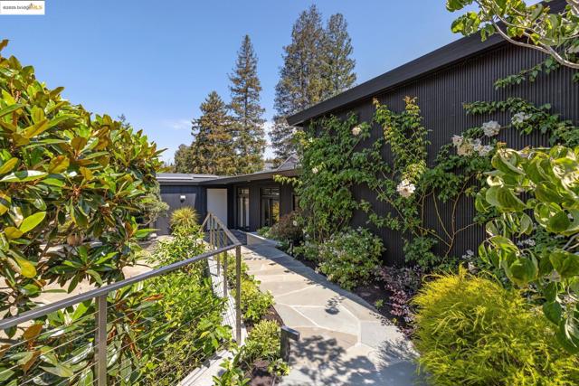7 Requa Place, Piedmont CA: https://media.crmls.org/mediaz/80c1d448-ee7c-47c2-9aee-68a8f393177c.jpg