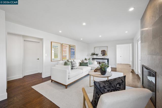 Image 17 of 38 For 342 Constance Pl