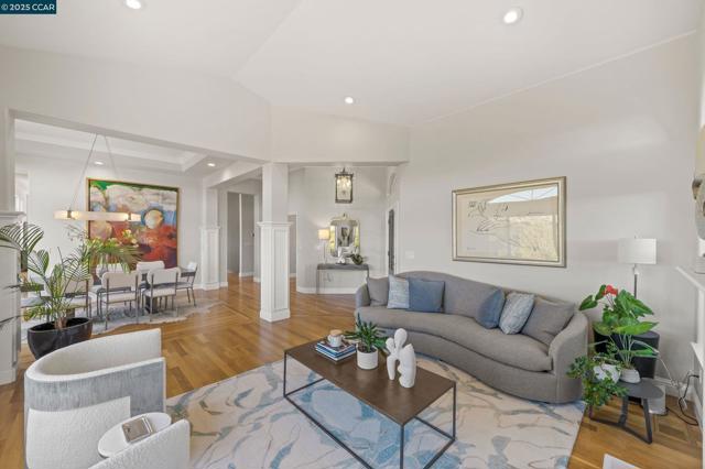 628 Sugarloaf Ct, Walnut Creek CA: https://media.crmls.org/mediaz/80c2e889-70a7-4b7f-b38b-a43ee075f980.jpg