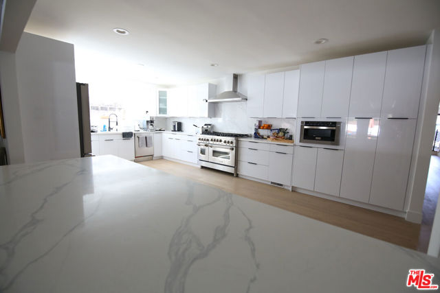 2744 S Bentley Avenue, Los Angeles CA: https://media.crmls.org/mediaz/80c4107d-7200-45bd-8141-06f3370a49d5.jpg