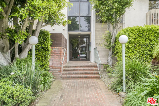 858 12th Street, Santa Monica CA: https://media.crmls.org/mediaz/80c8352a-6300-4178-9188-0a2454dfa8df.jpg