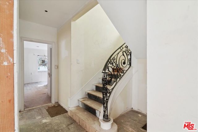705 N Camden Drive, Beverly Hills CA: https://media.crmls.org/mediaz/80c86ac8-7e61-4b5e-87e1-f04f2efd0b3e.jpg