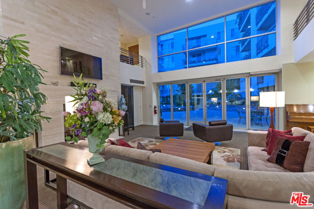 267 S San Pedro Street, Los Angeles CA: https://media.crmls.org/mediaz/80c8c8dd-2b03-4710-a834-948ace919a91.jpg