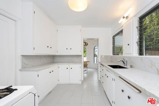 330 N La Jolla Avenue, Los Angeles CA: https://media.crmls.org/mediaz/80c9ff02-5931-484c-952d-7366303f1f86.jpg
