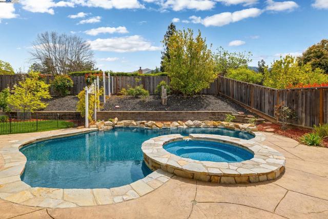 508 E Myrick Court, Clayton CA: https://media.crmls.org/mediaz/80ca47fc-aabb-4f15-a672-50c5379648a5.jpg