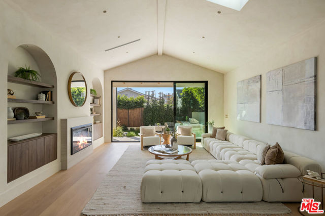 4029 East Boulevard, Los Angeles CA: https://media.crmls.org/mediaz/80cb25cf-e8c3-4495-8d81-0efadc8784ff.jpg