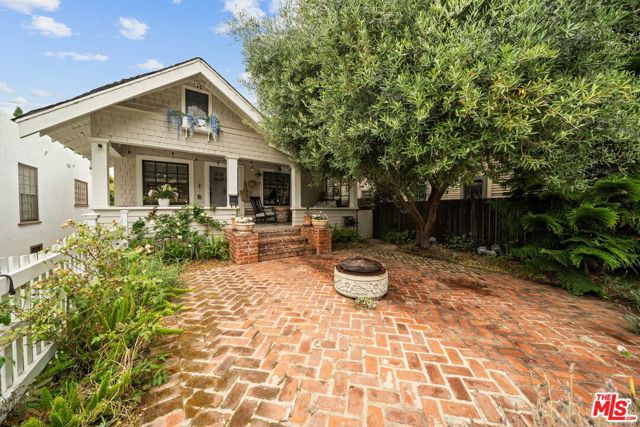 2116 3rd Street, Santa Monica CA: https://media.crmls.org/mediaz/80cbd44e-75a9-4495-aece-5cec71b18eb2.jpg