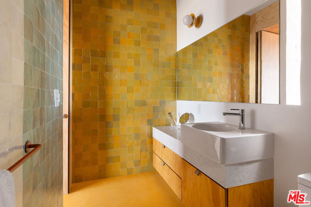1515 Killarney Avenue, Los Angeles CA: https://media.crmls.org/mediaz/80cc37b4-7094-47dd-958d-34f6a9fdabb0.jpg