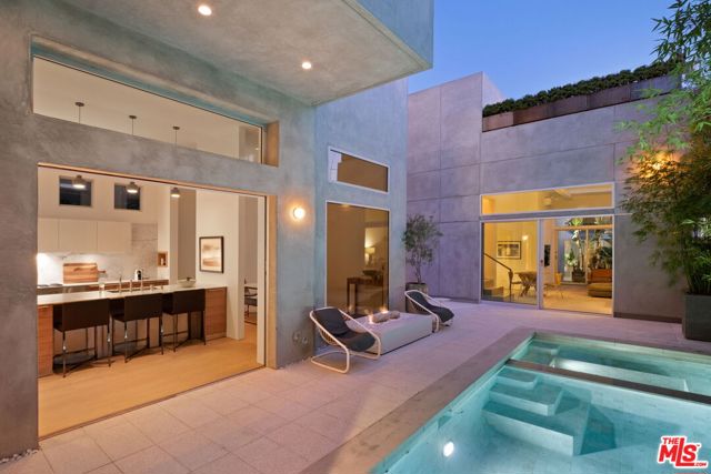 518 Sunset Avenue, Venice CA: https://media.crmls.org/mediaz/80cc6b4f-0532-488b-89e5-f1f1a371c961.jpg