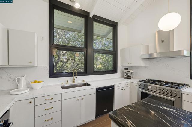 4161 Coralee Ln, Lafayette CA: https://media.crmls.org/mediaz/80cdb59c-0438-455e-86e7-8401127e2596.jpg