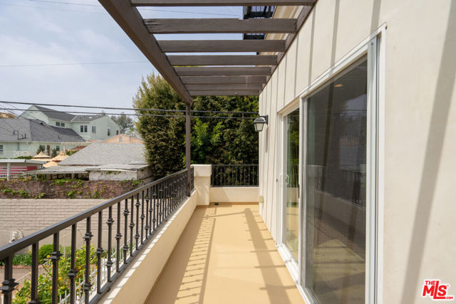 1529 S BEVERLY Drive, Los Angeles CA: https://media.crmls.org/mediaz/80cdf979-9ca4-4323-b715-46ef1c0e9115.jpg