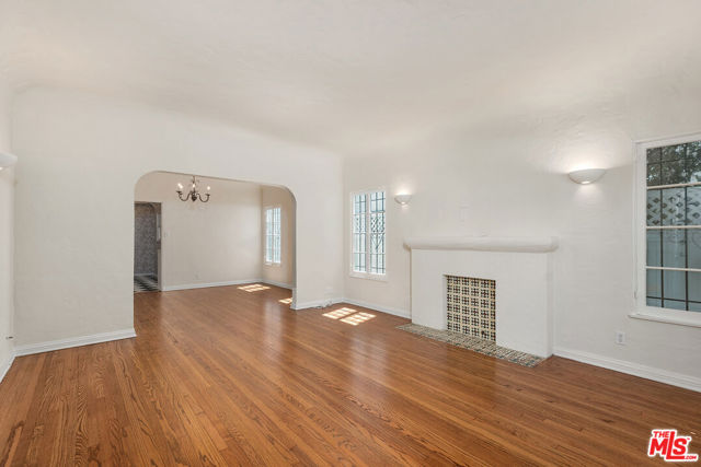 924 S Orange Grove Avenue, Los Angeles CA: https://media.crmls.org/mediaz/80ce4e43-e791-42a1-a5e7-bd28b6f7ca8b.jpg