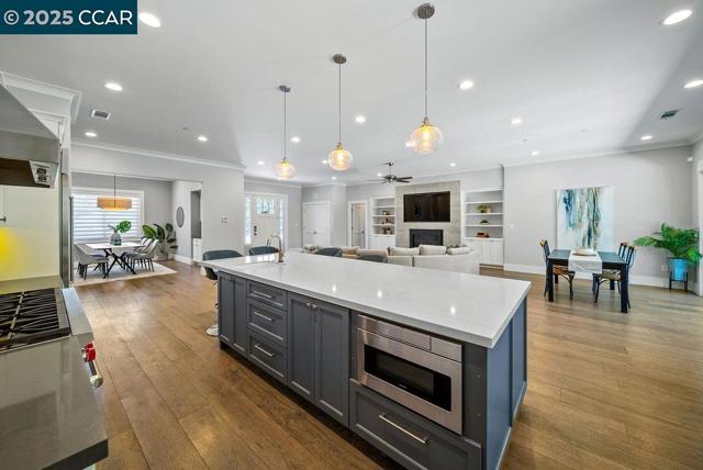 100 Alderwood Rd, Walnut Creek CA: https://media.crmls.org/mediaz/80cf22e2-606f-46e6-87cf-465bfb893992.jpg