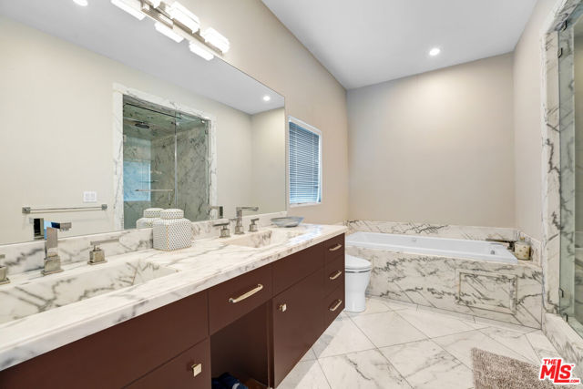 841 N Crescent Heights Boulevard, Los Angeles CA: https://media.crmls.org/mediaz/80cf7eec-c189-424f-9cec-db7a8c9da04e.jpg