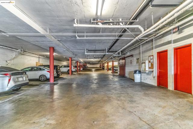 288 Whitmore St, Oakland CA: https://media.crmls.org/mediaz/80cfc091-08cf-4d68-b5d7-dd597e475f74.jpg