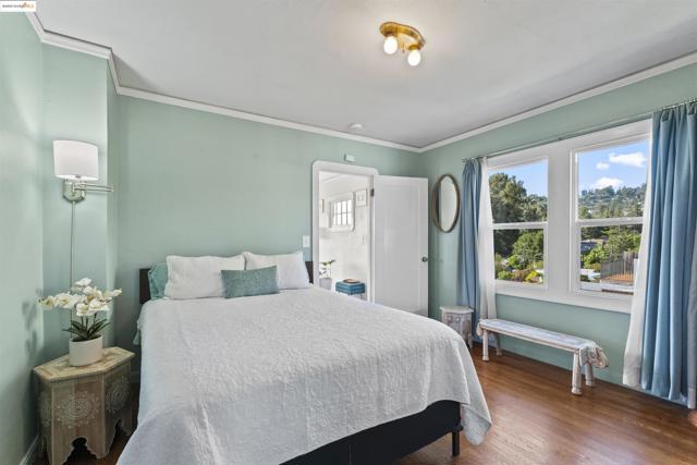 3757 Lincoln Ave, Oakland CA: https://media.crmls.org/mediaz/80cfc1a7-23f4-4f1a-9b3d-ba2a41b0db16.jpg