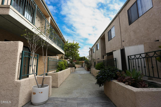2491 Purdue Avenue, Los Angeles CA: https://media.crmls.org/mediaz/80d00b5d-0c6c-44f5-bff2-1becfdd747fb.jpg