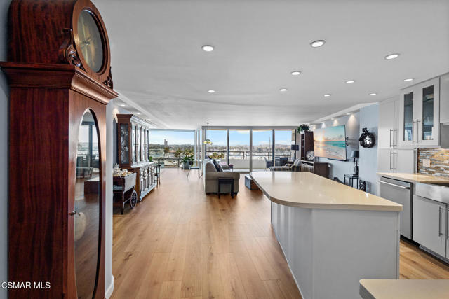 4335 Marina City, Marina del Rey CA: https://media.crmls.org/mediaz/80d05752-989a-4f88-9945-af15050470de.jpg