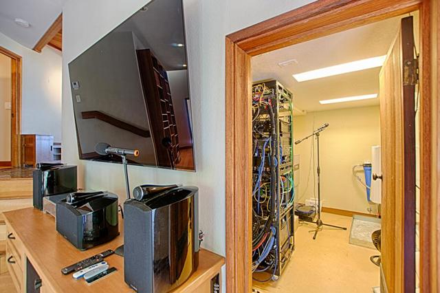 18467 Las Cumbres Road, Los Gatos CA: https://media.crmls.org/mediaz/80d147b3-b9e1-452a-8d9c-2424eaa507f7.jpg