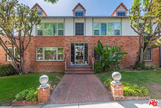 1429 Havenhurst Drive, West Hollywood CA: https://media.crmls.org/mediaz/80d1df2f-c134-42c1-a070-5c138112ec94.jpg