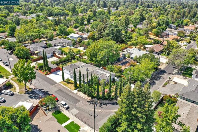 2401 Casa Way, Walnut Creek CA: https://media.crmls.org/mediaz/80d240ff-d437-46e4-8095-907b68880103.jpg