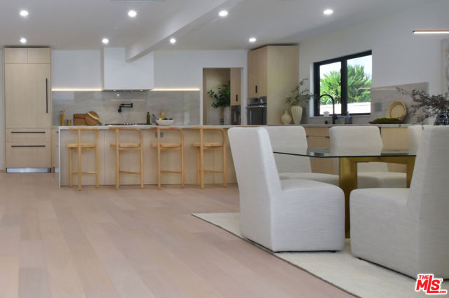 15431 Milbank Street, Encino CA: https://media.crmls.org/mediaz/80d4b5b3-a4bc-46c2-805b-8fce14679f94.jpg