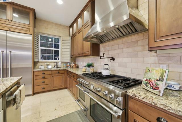 3885 Highpointe Ct, Dublin CA: https://media.crmls.org/mediaz/80d57e33-8a5c-4b77-8eb1-4a564748a903.jpg