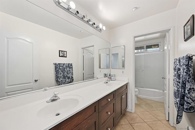 10562 Aspen Gln, Escondido CA: https://media.crmls.org/mediaz/80d59e60-8462-4054-b20a-9747fd89fa28.jpg