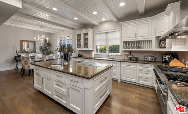 1064 Amalfi Drive, Pacific Palisades CA: https://media.crmls.org/mediaz/80d60803-d33f-45a4-bfb3-1dc2dcd60c86.jpg