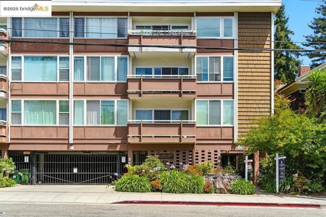2601 College Ave, Berkeley CA: https://media.crmls.org/mediaz/80d6852a-c6a9-4fe7-8ed8-34fd91acb572.jpg