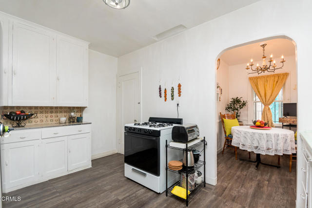 3247 La Clede Avenue, Los Angeles CA: https://media.crmls.org/mediaz/80d69c89-181b-4a4d-8b40-d120df2d5632.jpg
