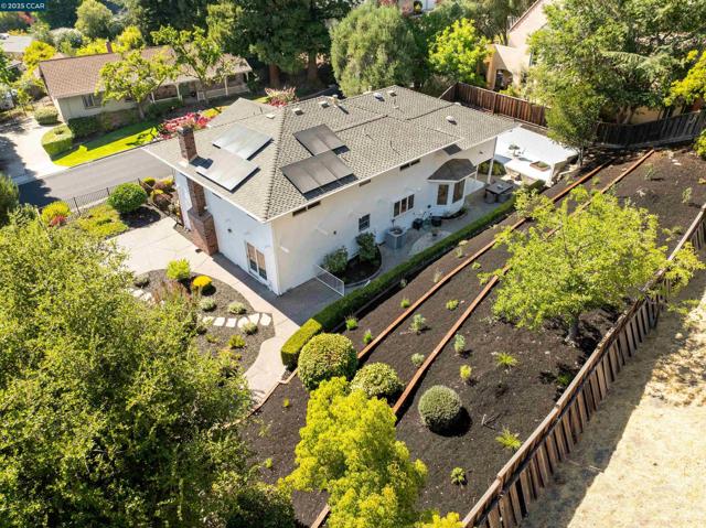 2646 Roundhill Dr, Alamo CA: https://media.crmls.org/mediaz/80d6e7b0-67e0-46a8-b9b7-ba83ef5f82ae.jpg