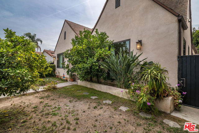 6656 Colgate Avenue, Los Angeles CA: https://media.crmls.org/mediaz/80d7a549-ffd0-4d5b-a5d4-5b0b4ff47345.jpg