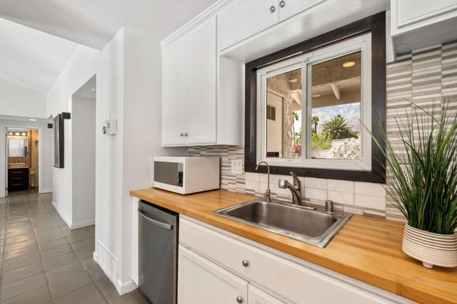 1862 N Nogales Way, Palm Springs CA: https://media.crmls.org/mediaz/80d86795-73a8-4c10-b26e-36bdbb12b32f.jpg