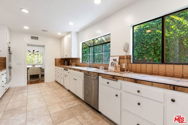 3254 Woodbine Street, Los Angeles CA: https://media.crmls.org/mediaz/80d94354-31dd-45ef-a1b9-a5a52b8934c3.jpg