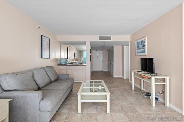 1820 Avenida Del Mundo, Coronado CA: https://media.crmls.org/mediaz/80d9a291-42d1-48a8-9915-588fd4fa90c0.jpg