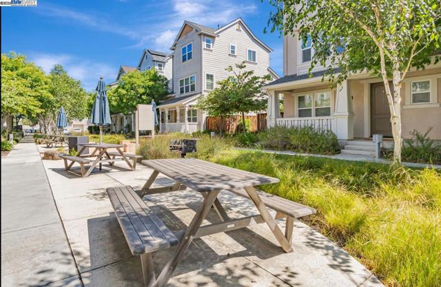705 Cannery Pl, San Jose CA: https://media.crmls.org/mediaz/80da2e23-a3c7-451c-b9f5-7f9a9646bd00.jpg
