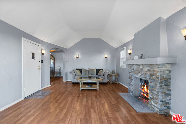 618 W 111th Place, Los Angeles CA: https://media.crmls.org/mediaz/80da64d0-ae83-4200-97a7-ed8866128475.jpg