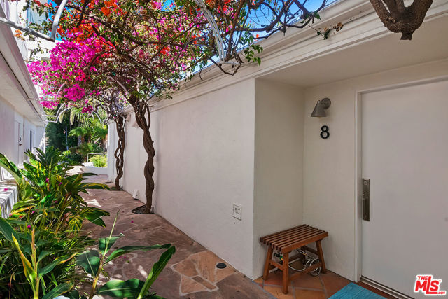 27400 Pacific Coast Highway, Malibu CA: https://media.crmls.org/mediaz/80daa0bd-dda5-4523-aeab-7ac1cd1278df.jpg