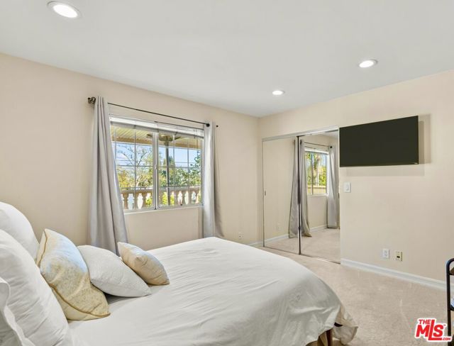 268 S Palm Drive, Beverly Hills CA: https://media.crmls.org/mediaz/80dae750-59f5-42a7-9eb5-1fd2ca0a7699.jpg