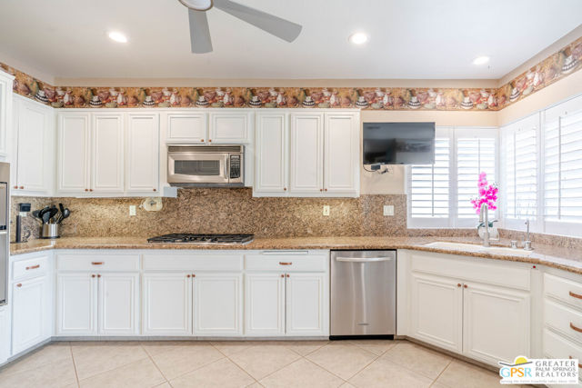 Image 16 of 52 For 77553 Carinda Court